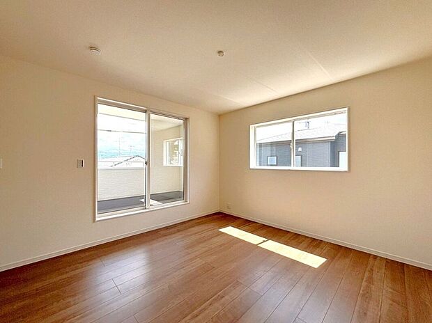 【寝室】☆8.5帖洋室☆バルコニーに面した明るいお部屋♪主寝室におすすめです♪