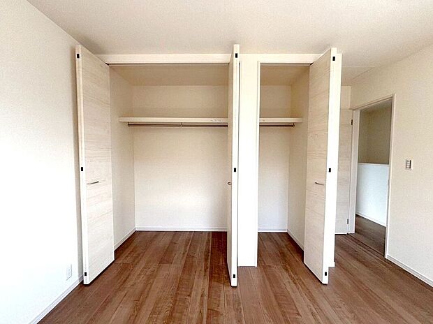 【収納】☆クローゼット8.5(帖洋室)☆2つに分かれているのでお荷物とお洋服を分けて収納出来ます♪