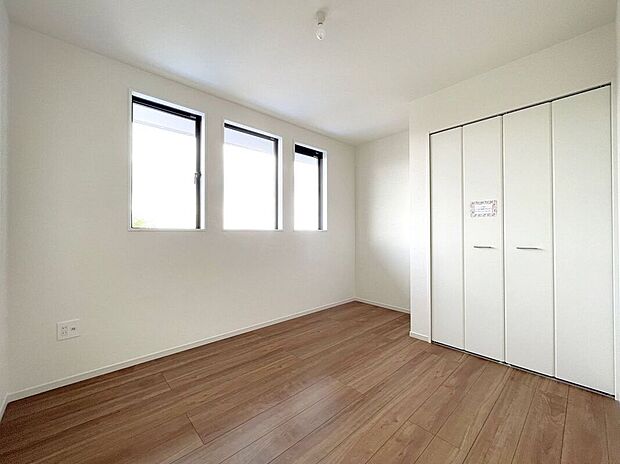 【室内】☆5.4帖洋室☆小窓がお洒落なお部屋♪光を分散してお部屋に取り込みます♪