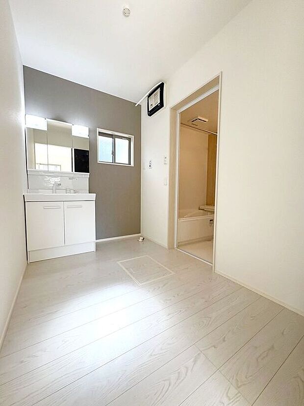 【洗面】☆洗面脱衣室☆ゆとりのある広さの洗面脱衣室♪洗面台は使い勝手の良い三面鏡仕様♪鏡裏にも収納スペースしっかり完備♪