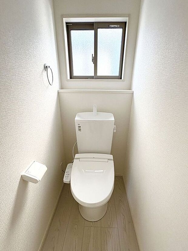 【トイレ】☆トイレ☆忙しい朝も安心の各階設置♪冬場特に重宝する温水便座機能付き♪小窓が付いているので換気もしっかり行えます♪