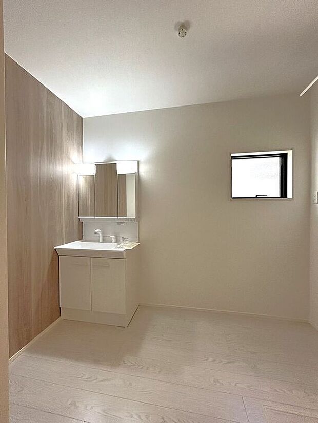 【洗面】☆洗面脱衣室☆ゆとりのある広さの洗面脱衣室♪洗面台は使い勝手の良い三面鏡仕様♪鏡裏にも収納スペースしっかり完備♪