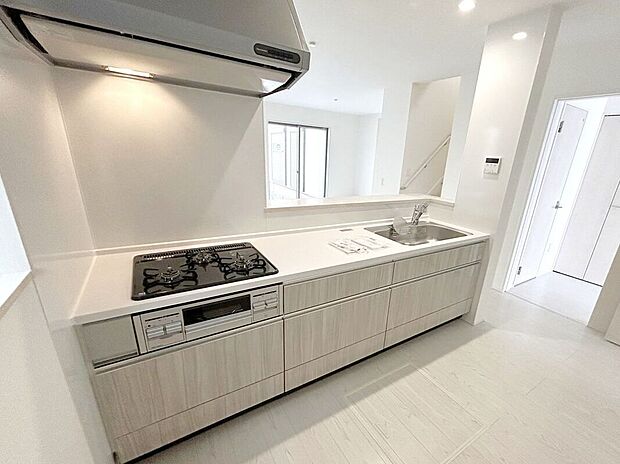 【キッチン】☆キッチン☆白を基調とした明るい雰囲気のキッチン♪対面キッチンで家族との会話もはずみます♪床下収納も完備でしっかり収納！