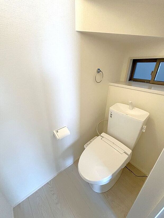 【トイレ】☆トイレ☆忙しい朝も安心の各階設置♪冬場特に重宝する温水便座機能付き♪小窓が付いているので換気もしっかり行えます♪