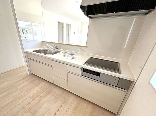 【キッチン】☆キッチン☆白を基調とした明るい雰囲気のキッチン♪対面キッチンで家族との会話もはずみます♪床下収納も完備でしっかり収納！