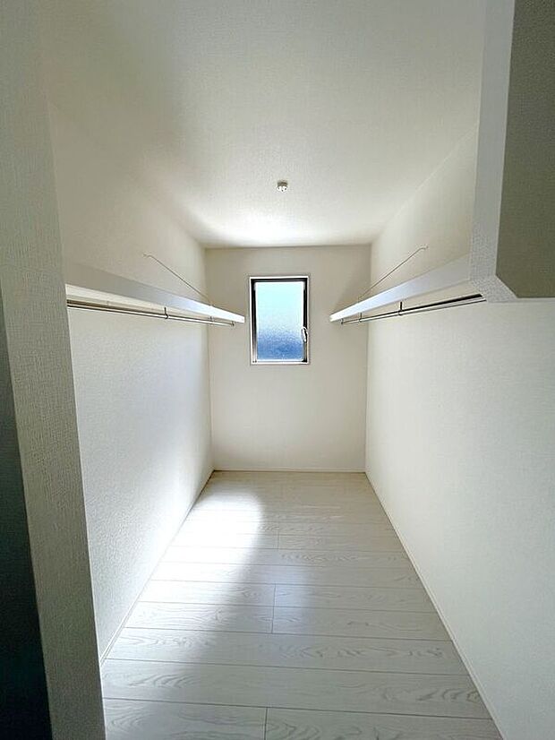 【収納】☆WIC(洋室A)☆小窓付きの大容量WIC♪たっぷり収納いただけるので、毎日のコーディネートが楽しくなります♪