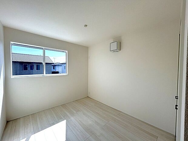 【室内】☆5.2帖洋室☆南向きで明るいお部屋♪ベッドや学習机を置いてお子様部屋におすすめです♪