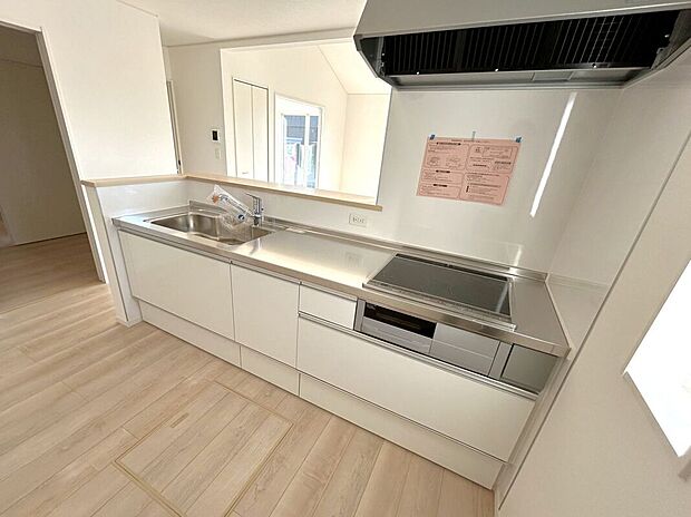 【キッチン】☆キッチン☆白を基調とした明るい雰囲気のキッチン♪対面キッチンで家族との会話もはずみます♪床下収納も完備でしっかり収納!