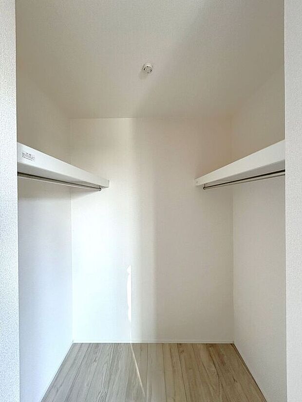 【収納】☆WIC(6帖洋室)☆たっぷり収納いただけるので、毎日のコーディネートが楽しくなります♪