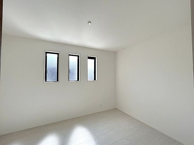 【室内】☆洋室C☆3つ並んだ小窓がお洒落な洋室♪小窓が光を分散してお部屋全体に明るい光を取り込みます♪