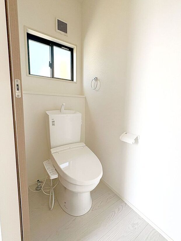 【トイレ】☆トイレ☆忙しい朝も安心の各階設置♪冬場特に重宝する温水便座機能付き♪小窓が付いているので換気もしっかり行えます♪