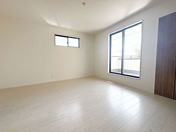 【寝室】☆洋室A☆バルコニーに面した明るいお部屋♪主寝室におすすめです♪