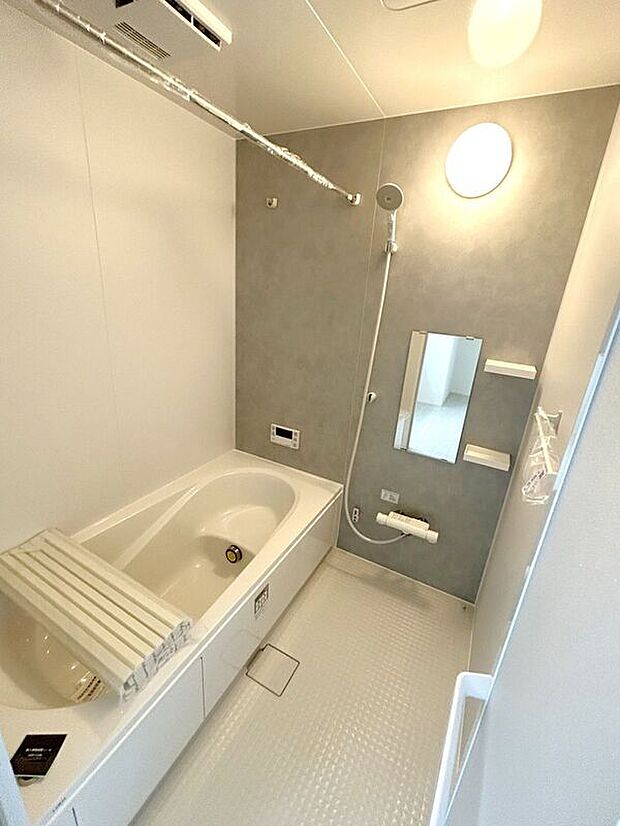 【バス】☆浴室☆1坪タイプのユニットバス♪足を伸ばしてゆったりとご入浴頂けます♪一日の疲れを癒す空間です♪