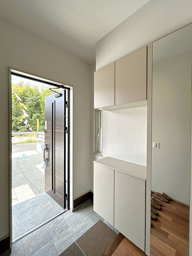 【玄関】☆シューズボックス☆飾り棚の付いたシューズボックス♪フォトフレームやお花を飾ってお洒落な玄関スペースに♪