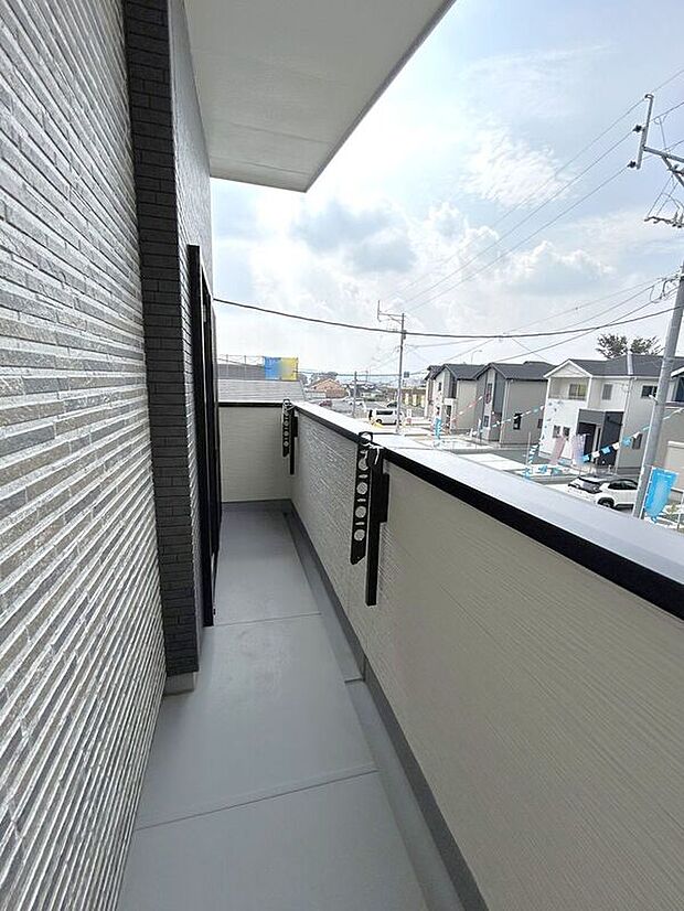 【バルコニー】☆バルコニー☆高さのある腰壁なので外からの視線を防ぎ、プライベートが守られます(^^♪