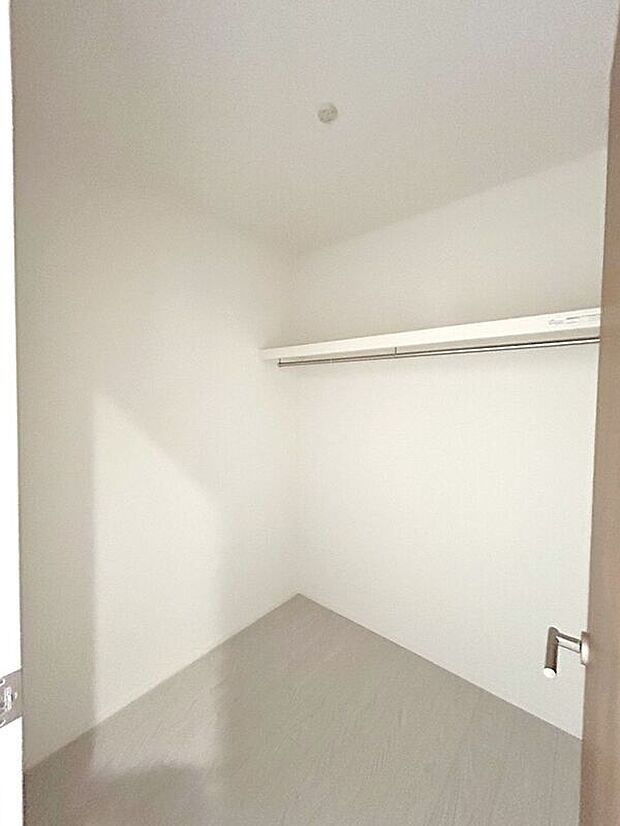 【収納】☆ファミリークローク☆ご家族分の衣類やバッグ、小物等をまとめて収納できるファミリークローク完備しています♪