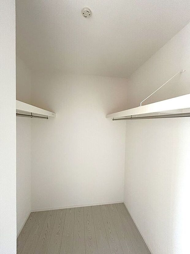 【収納】☆WIC(洋室A)☆たっぷり収納いただけるので、毎日のコーディネートが楽しくなります♪