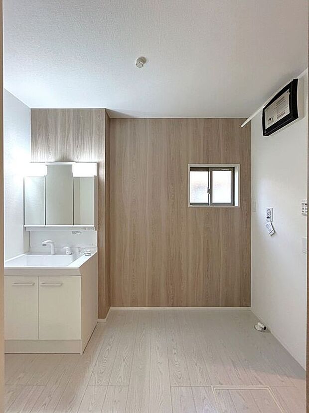 【洗面】☆洗面脱衣室☆ゆとりのある広さの洗面脱衣室♪洗面台は使い勝手の良い三面鏡仕様♪鏡裏にも収納スペースしっかり完備♪