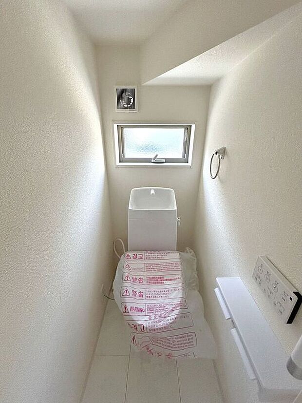 【トイレ】☆トイレ☆忙しい朝も安心の各階設置♪冬場特に重宝する温水便座機能付き♪小窓が付いているので換気もしっかり行えます♪