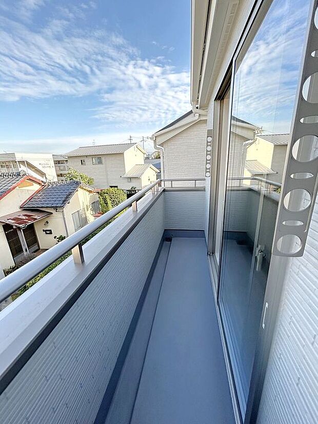 【バルコニー】☆バルコニー☆高さのある腰壁なので外からの視線を防ぎ、プライベートが守られます(^^♪