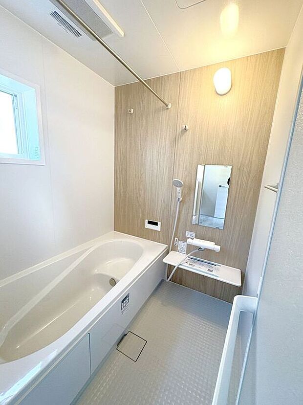 【バス】☆浴室☆1坪タイプのユニットバス♪足を伸ばしてゆったりとご入浴頂けます♪一日の疲れを癒す空間です♪