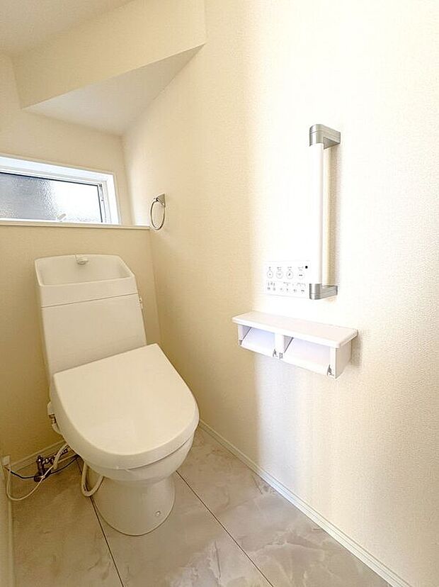 【トイレ】☆トイレ☆忙しい朝も安心の各階設置♪冬場特に重宝する温水便座機能付き♪小窓が付いているので換気もしっかり行えます♪