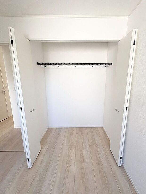 【収納】☆クローゼット（中央4.5帖洋室）☆棚がついているのでスペースを無駄にすることなくたっぷり収納いただけます♪