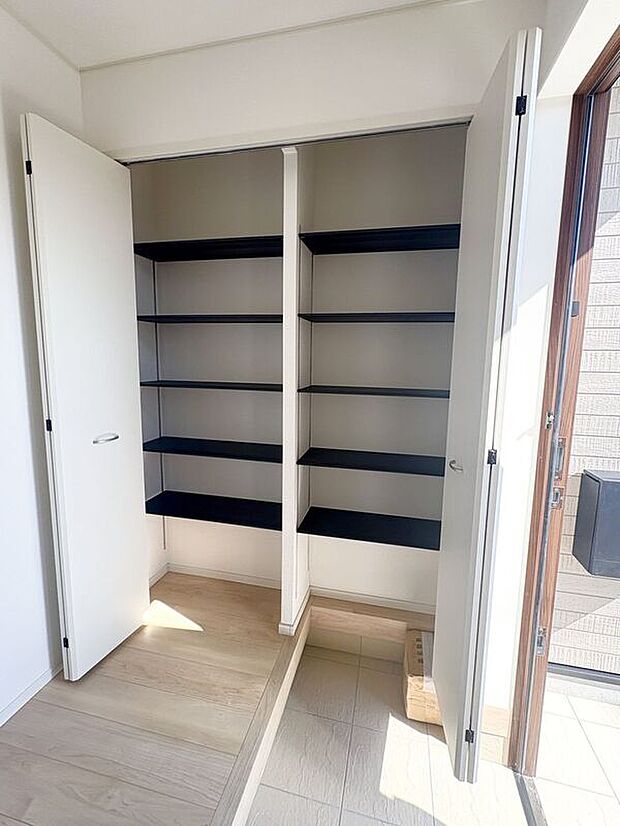 【玄関】☆シューズボックス☆高さ調節のできる便利な可動棚付き♪散らかりがちな玄関もスッキリ片付きます♪