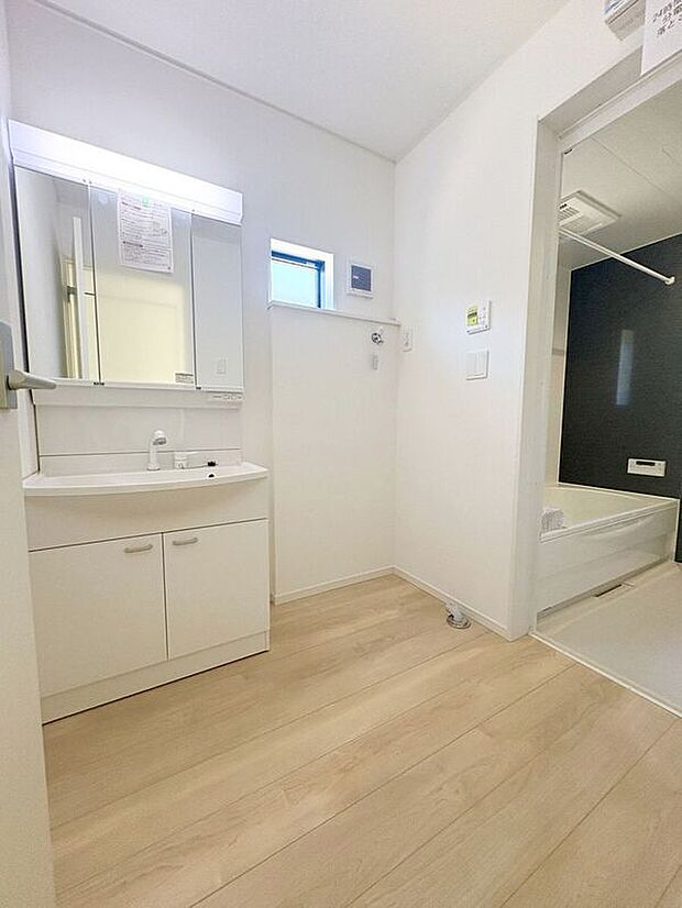 【洗面】☆洗面脱衣室☆ゆとりのある広さの洗面脱衣室♪洗面台は使い勝手の良い三面鏡仕様♪鏡裏にも収納スペースしっかり完備♪