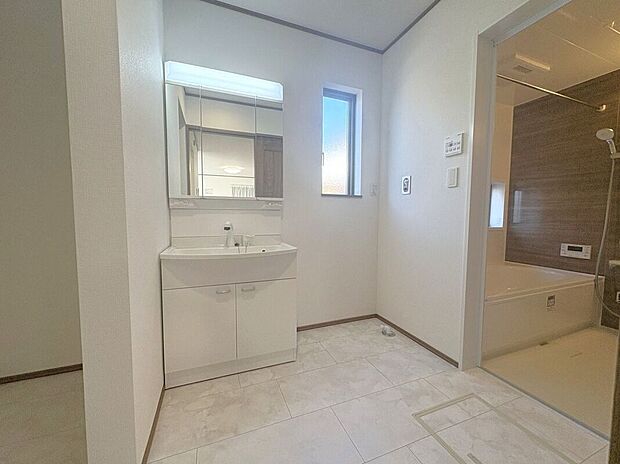 【洗面】☆洗面脱衣室☆ゆとりのある広さの洗面脱衣室♪洗面台は使い勝手の良い三面鏡仕様♪鏡裏にも収納スペースしっかり完備♪