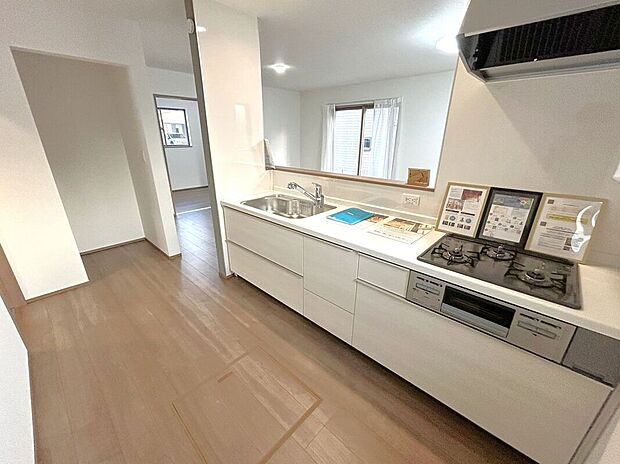 【キッチン】☆キッチン☆白を基調とした明るい雰囲気のキッチン♪対面キッチンで家族との会話もはずみます♪床下収納も完備でしっかり収納！
