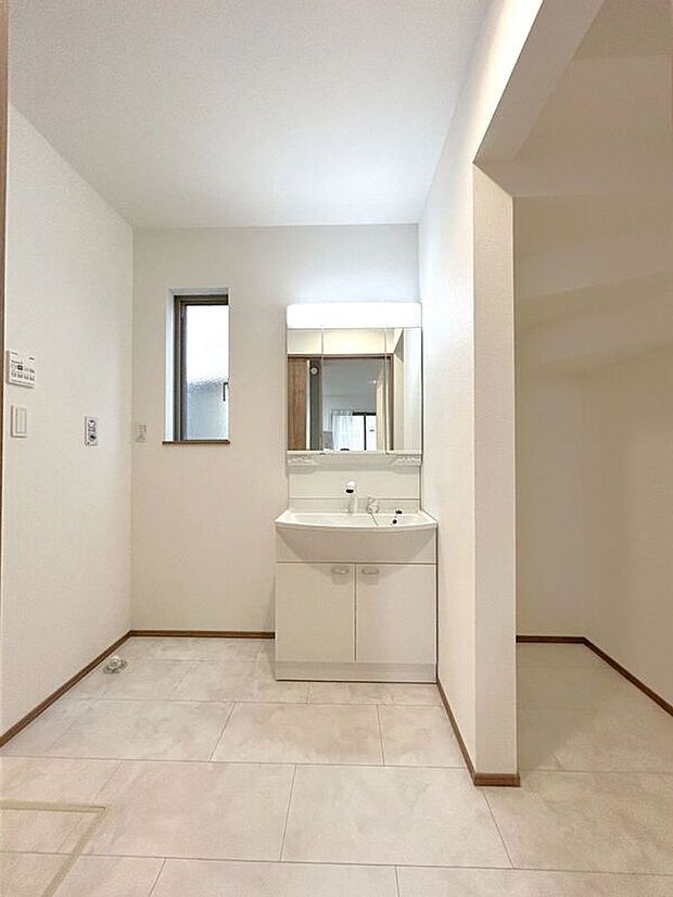 【洗面】☆洗面脱衣室☆ゆとりのある広さの洗面脱衣室♪洗面台は使い勝手の良い三面鏡仕様♪鏡裏にも収納スペースしっかり完備♪