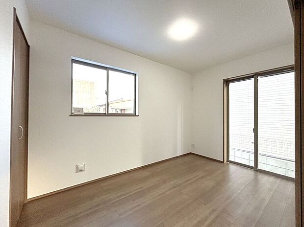 【室内】☆5帖洋室☆リビングに面したお部屋♪お子様の室内遊び場や在宅ワークスペース等、ライフスタイルに合わせてお使いいただけます♪