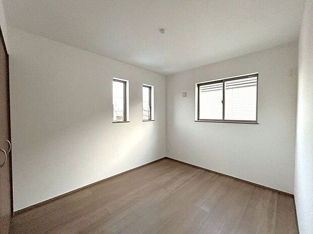 【室内】☆5.5帖洋室☆小窓が光を分散してお部屋全体に明るい光を取り込みます♪