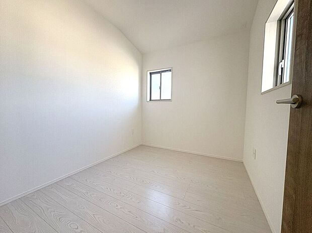 【室内】☆洋室D☆ベッドや学習机を置いてお子様部屋におすすめです♪