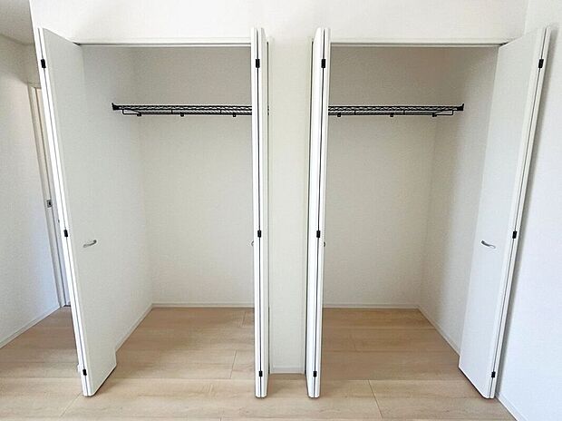 【収納】☆クローゼット（7.5帖洋室）☆棚がついているのでスペースを無駄にすることなくたっぷり収納いただけます♪