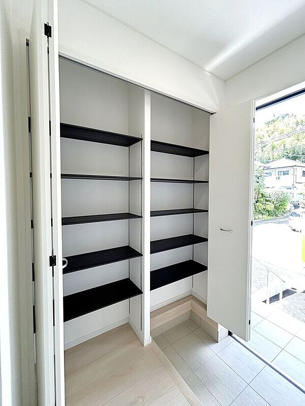 【玄関】☆シューズボックス☆高さ調節のできる便利な可動棚付き♪散らかりがちな玄関もスッキリ片付きます♪