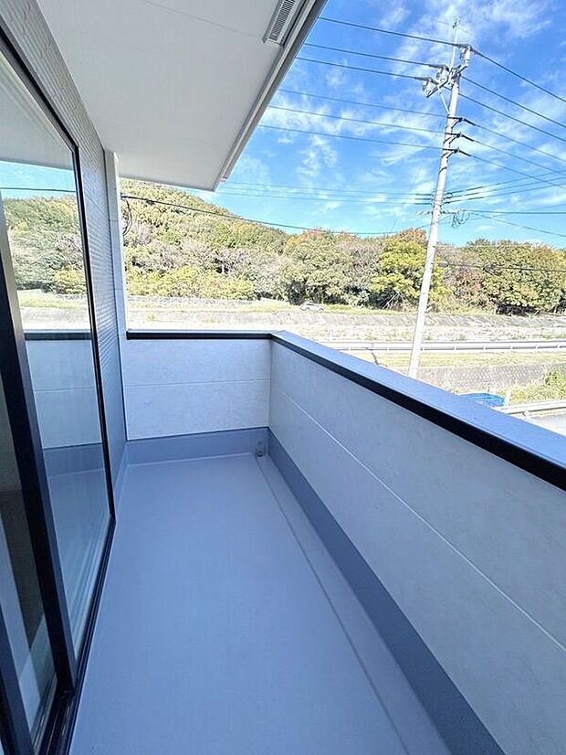 【バルコニー】☆バルコニー☆高さのある腰壁なので外からの視線を防ぎ、プライベートが守られます(^^♪