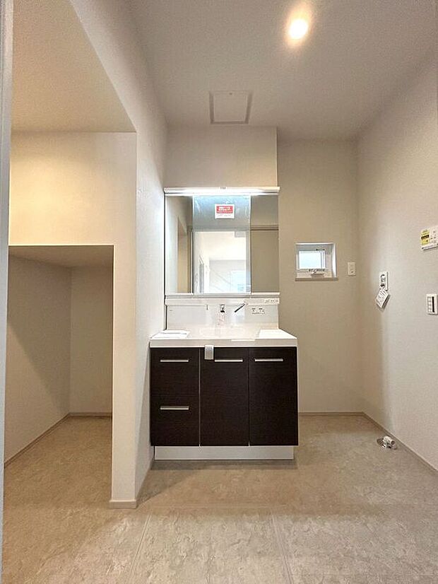 【洗面】☆洗面脱衣室☆ゆとりのある広さの洗面脱衣室♪洗面台は使い勝手の良い三面鏡仕様♪鏡裏にも収納スペースしっかり完備♪