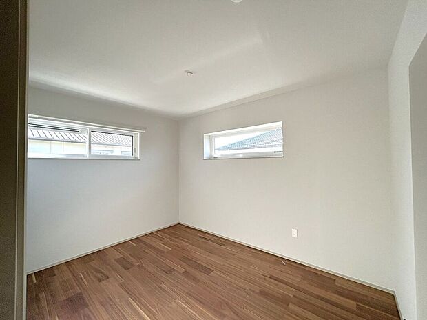 【室内】☆南側6帖洋室☆お部屋全体に光が行き渡る高窓の付いたお部屋♪