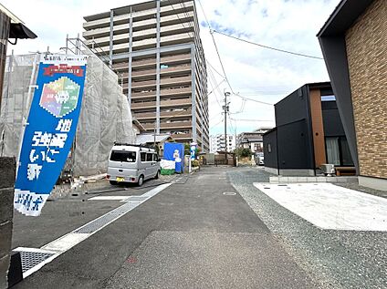 前面道路含む外観