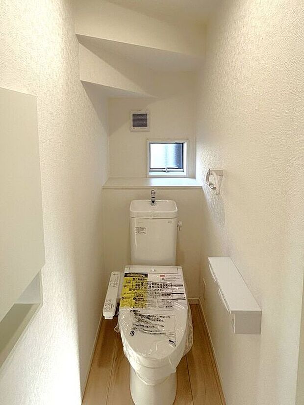 【トイレ】☆トイレ☆忙しい朝も安心の各階設置♪冬場特に重宝する温水便座機能付き♪小窓が付いているので換気もしっかり行えます♪