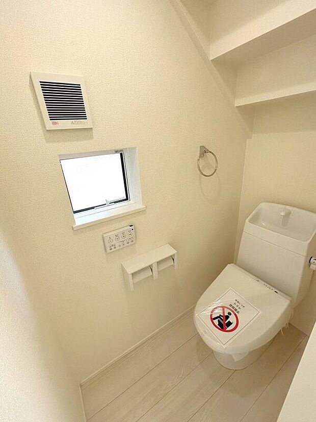 【トイレ】☆トイレ☆忙しい朝も安心の各階設置♪冬場特に重宝する温水便座機能付き♪小窓が付いているので換気もしっかり行えます♪