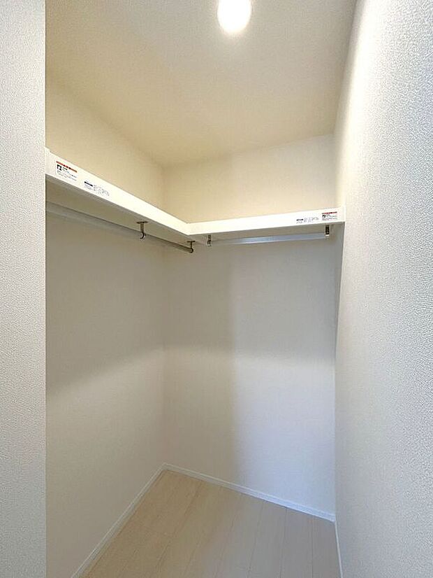 【収納】☆WIC(5.25帖洋室)☆収納力の高いウォークインクローゼット♪大物やシーズンオフの収納に便利です♪