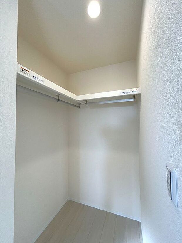 【収納】☆WIC(5.25帖洋室)☆パイプハンガー付きが嬉しいWIC♪大きな荷物もスッキリ片付きます♪