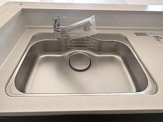 【その他設備】☆シンク☆広々としたスペースを確保♪洗剤ポケットが付いているので洗剤や石鹸、スポンジもすっきり収納できます♪