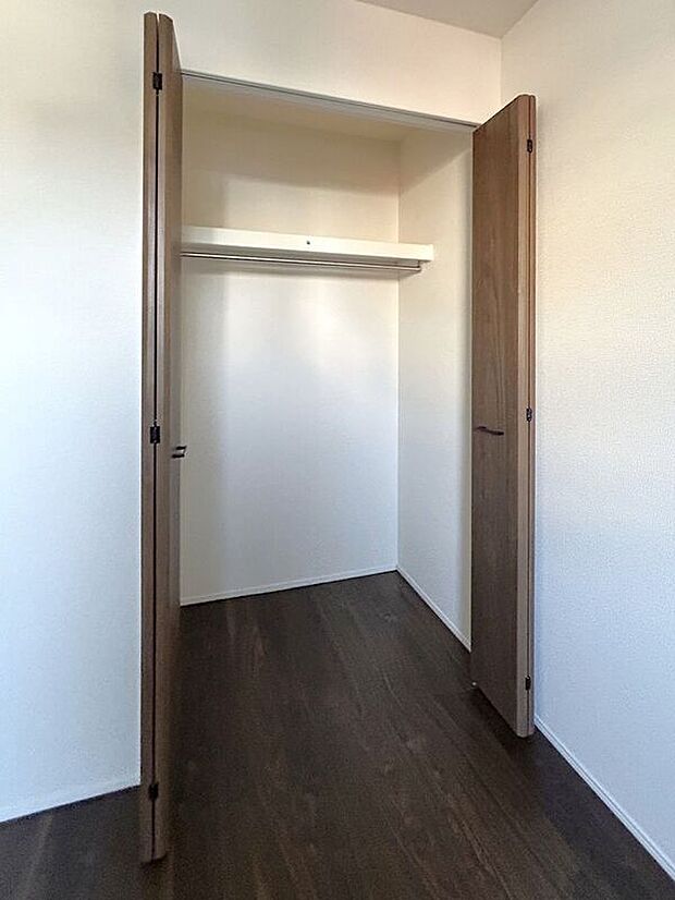 【収納】☆クローゼット（東側4.5帖洋室）☆棚がついているのでスペースを無駄にすることなくたっぷり収納いただけます♪