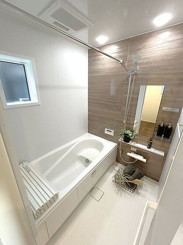 【バス】☆浴室☆1坪タイプのユニットバス♪足を伸ばしてゆったりとご入浴頂けます♪一日の疲れを癒す空間です♪