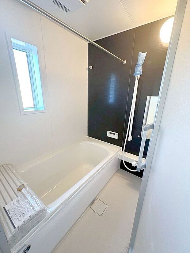 【バス】☆浴室☆1坪タイプのユニットバス♪足を伸ばしてゆったりとご入浴頂けます♪一日の疲れを癒す空間です♪