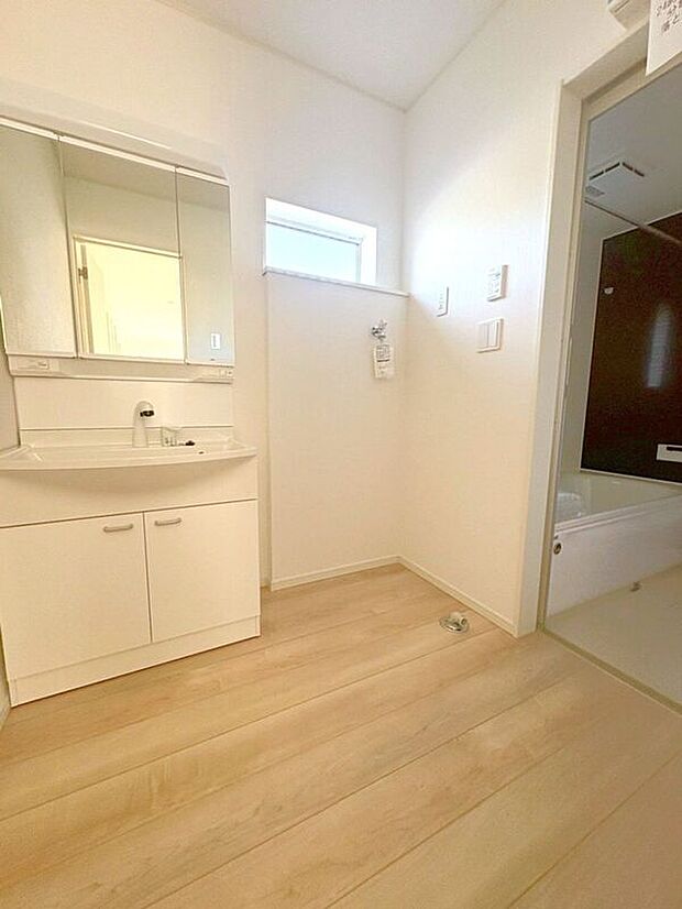 【洗面】☆洗面脱衣室☆ゆとりのある広さの洗面脱衣室♪洗面台は使い勝手の良い三面鏡仕様♪鏡裏にも収納スペースしっかり完備♪